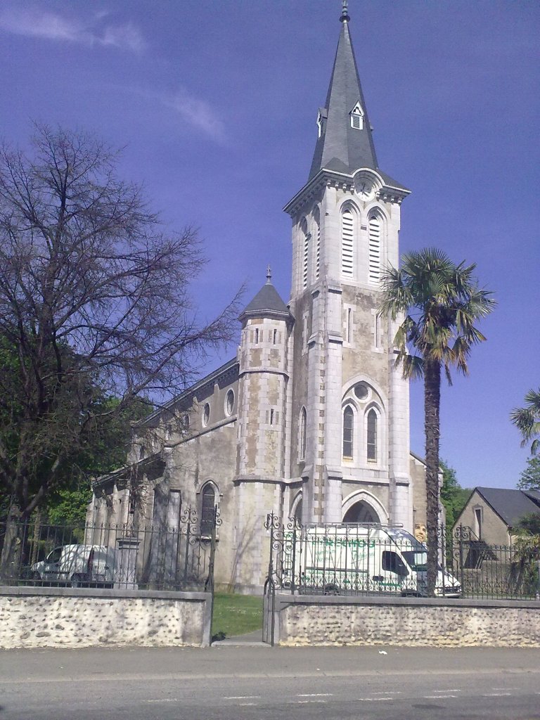 Eglise de Soumoulou dans le centre bourg